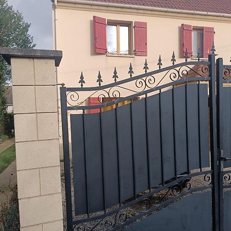 Maison Cheptainville Avec Terrasse Sur Verdure Luaran gambar